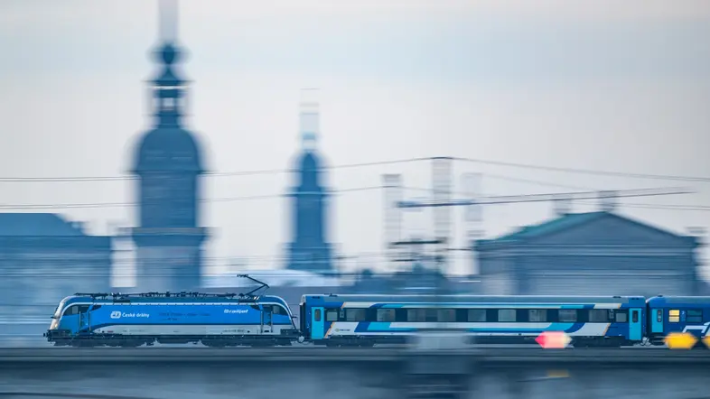 Ein EuroCity-Zug aus Tschechien fährt durch Dresden