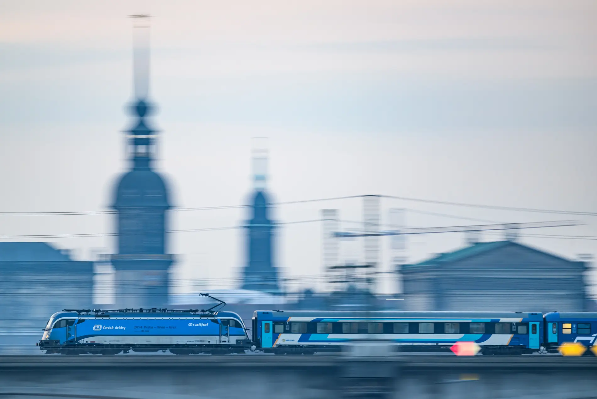 Ein EuroCity-Zug aus Tschechien fährt durch Dresden