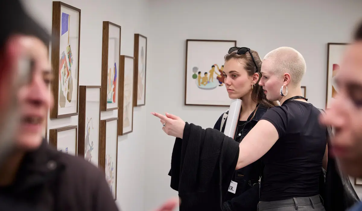 Besucher der Ausstellung
