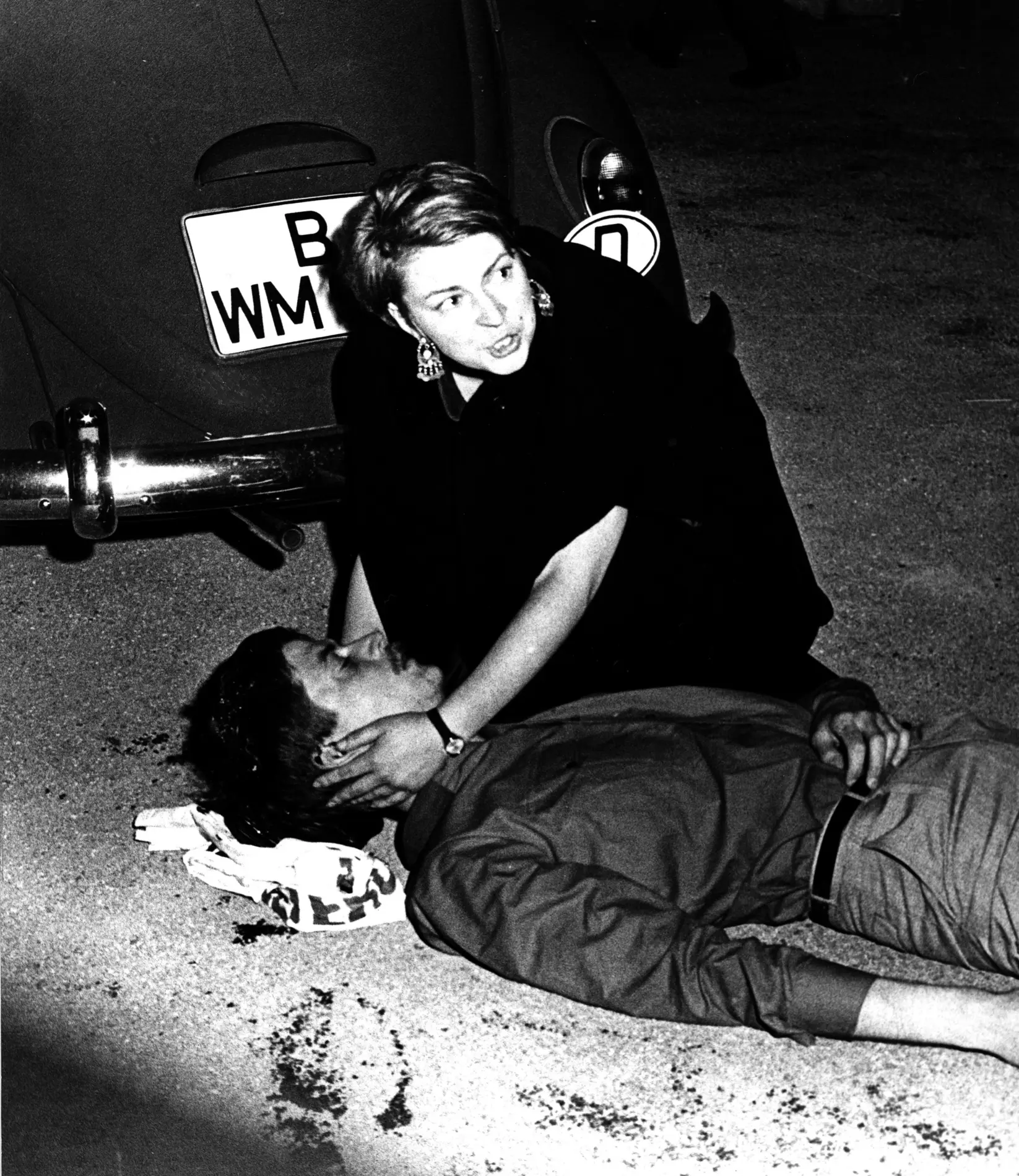 Friederike Hausmann beugt sich am 02.06.1967 in Berlin über den erschossenen Student Benno Ohnesorg
