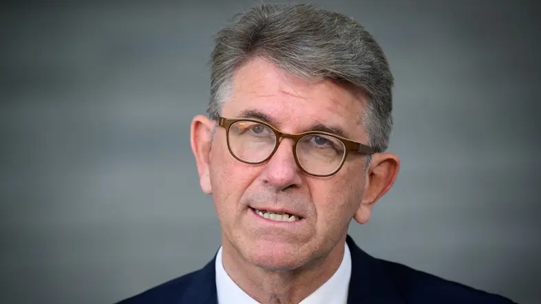 Wolfram Weimer äußert sich im Bundeskanzleramt zur aktualisierten Gedenkstättenkonzeption des Bundes.