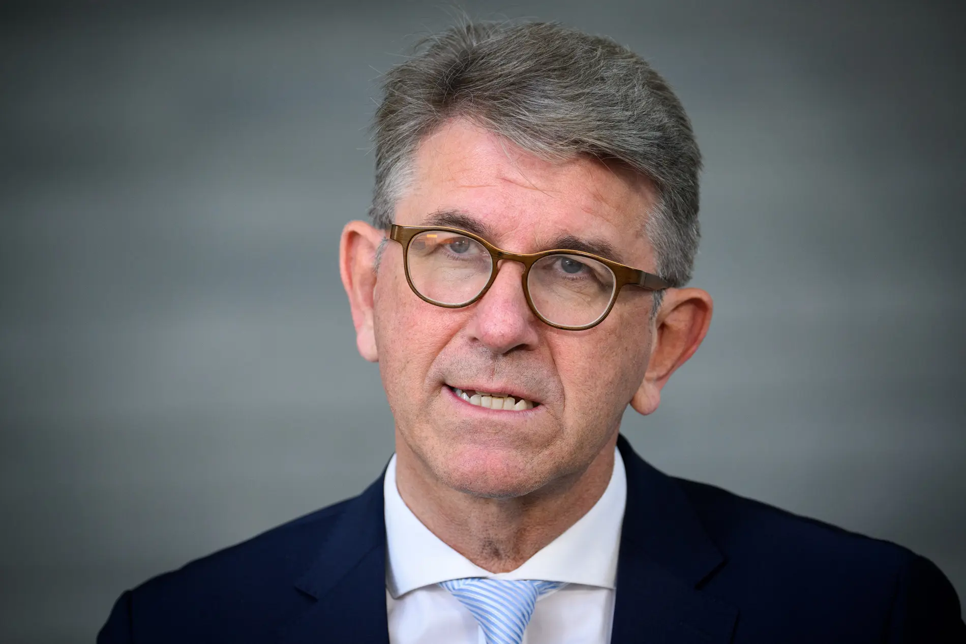 Wolfram Weimer äußert sich im Bundeskanzleramt zur aktualisierten Gedenkstättenkonzeption des Bundes.