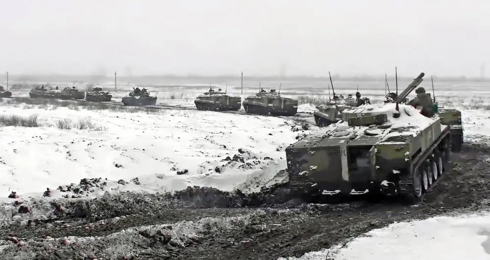 Das Bild zeigt russische Panzer bei einer Militärübung.