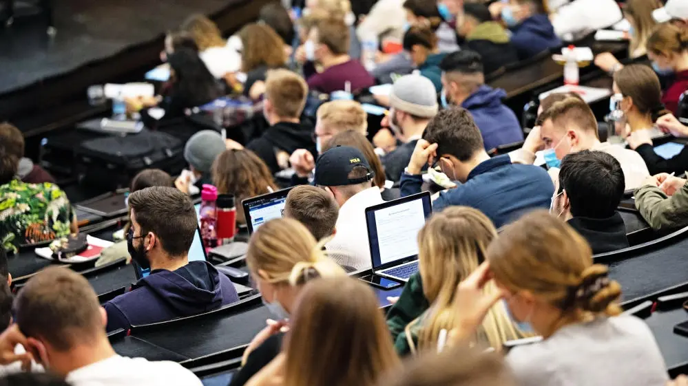 Das BAföG soll steigen. Studierende in einem Hörsaal