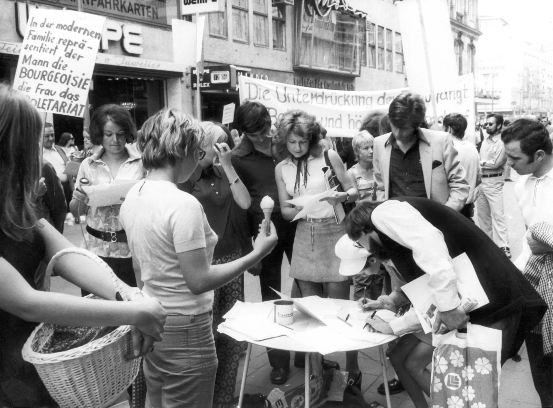 Proteste gegen den Abtreibungsparagraphen 1975 Mehrere Menschen protestieren 1975 in Frankfurt gegen den Abtreibungsparagraphen