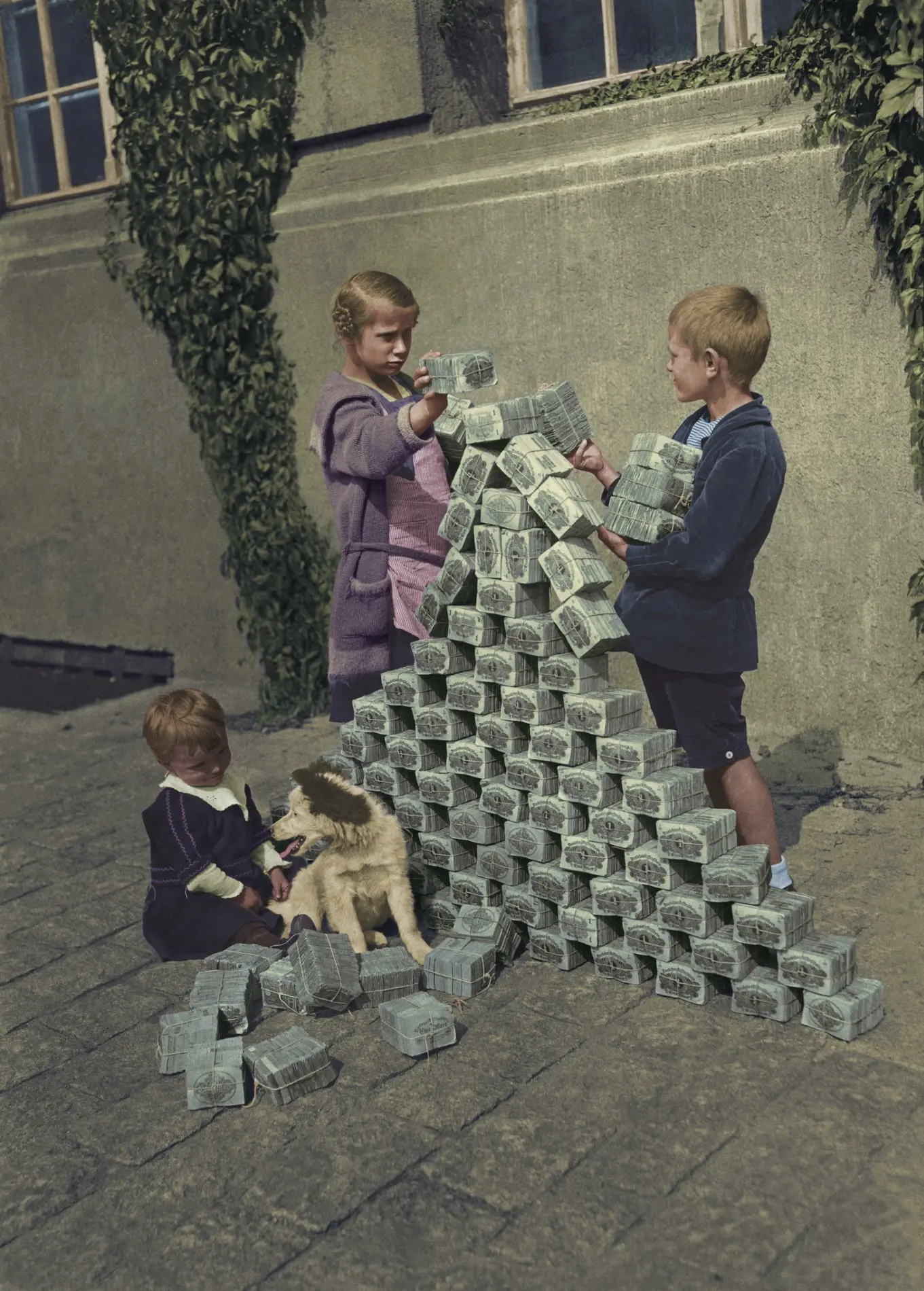 Kinder spielen mit Geldscheinen, 1923