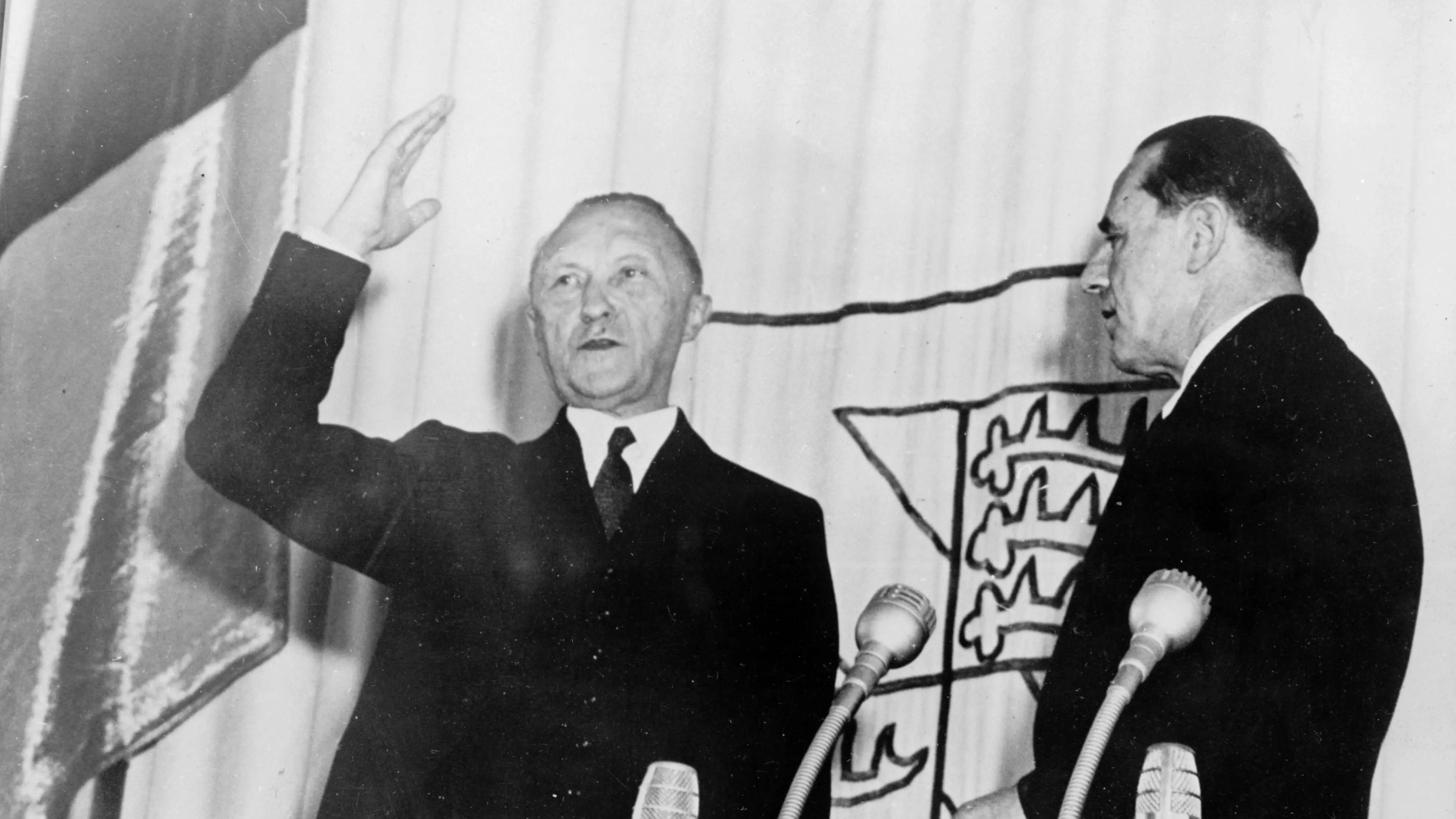 Wahl Adenauers zum 1. Bundeskanzler der Bundesrepublik Deutschland durch den Bundestag. Vereidigung Adenauers durch den Bundestagspräsidenten Erich Köhler