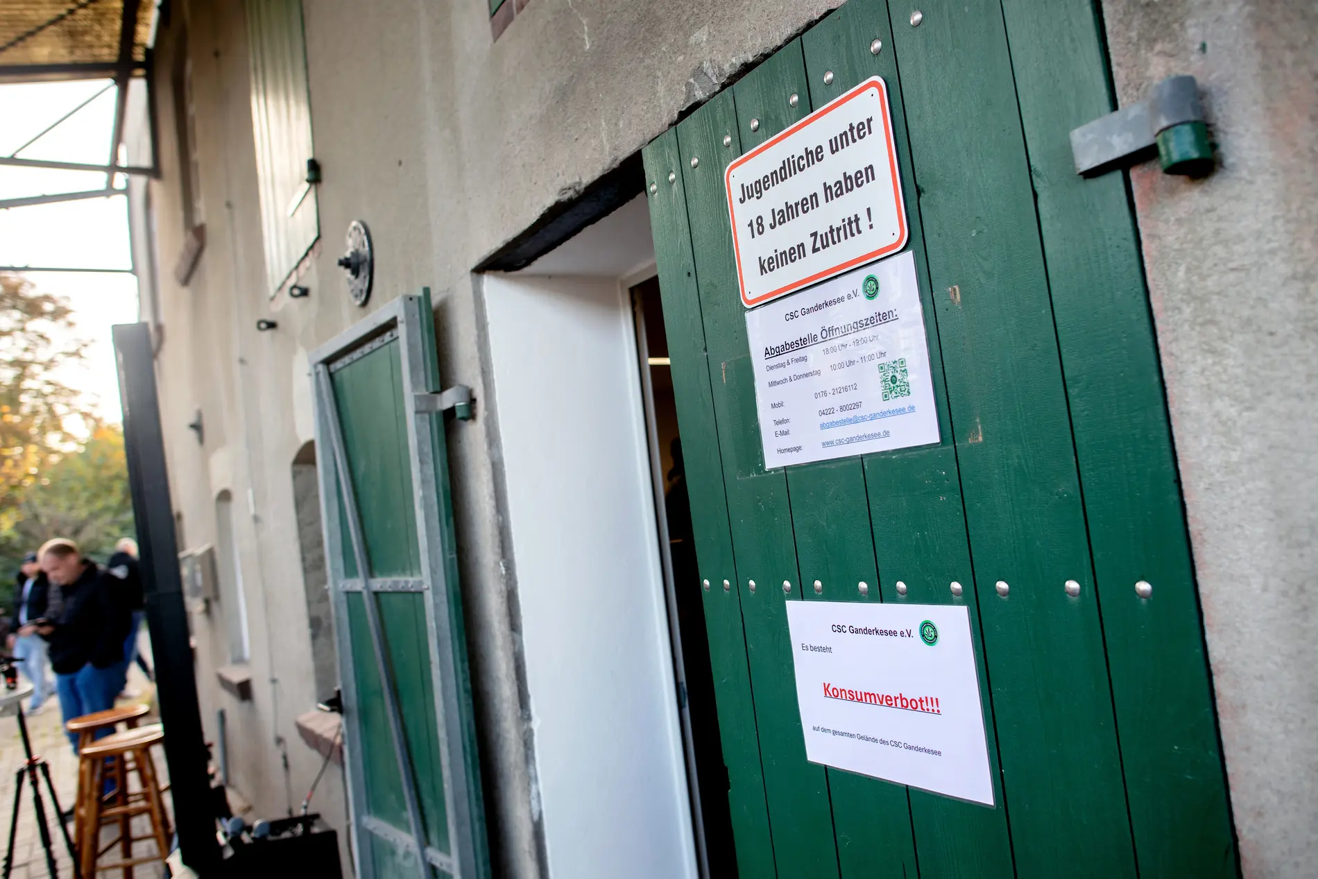 Schild mit der Aufschrift „Konsumverbot!!! Schild mit der Aufschrift „Konsumverbot!!!