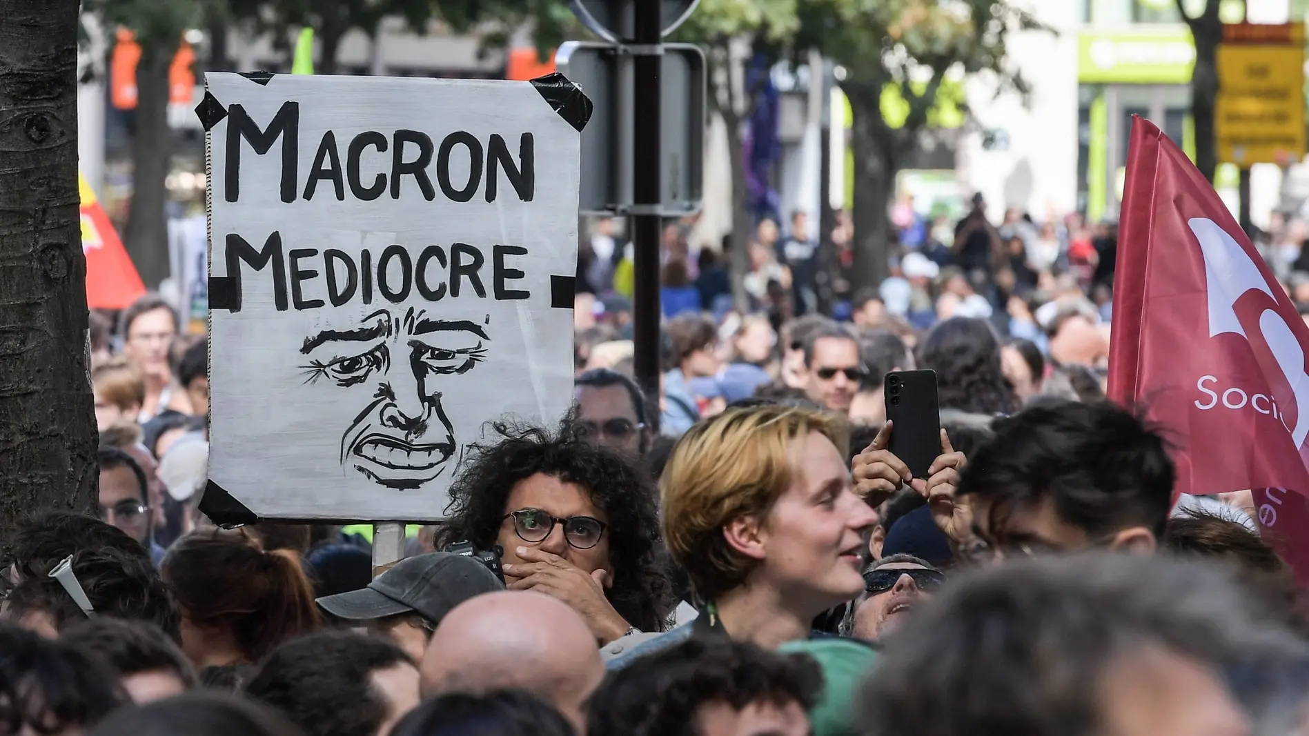 Proteste gegen Emmanuel Macron in Paris mit Schmäh-Plakaten