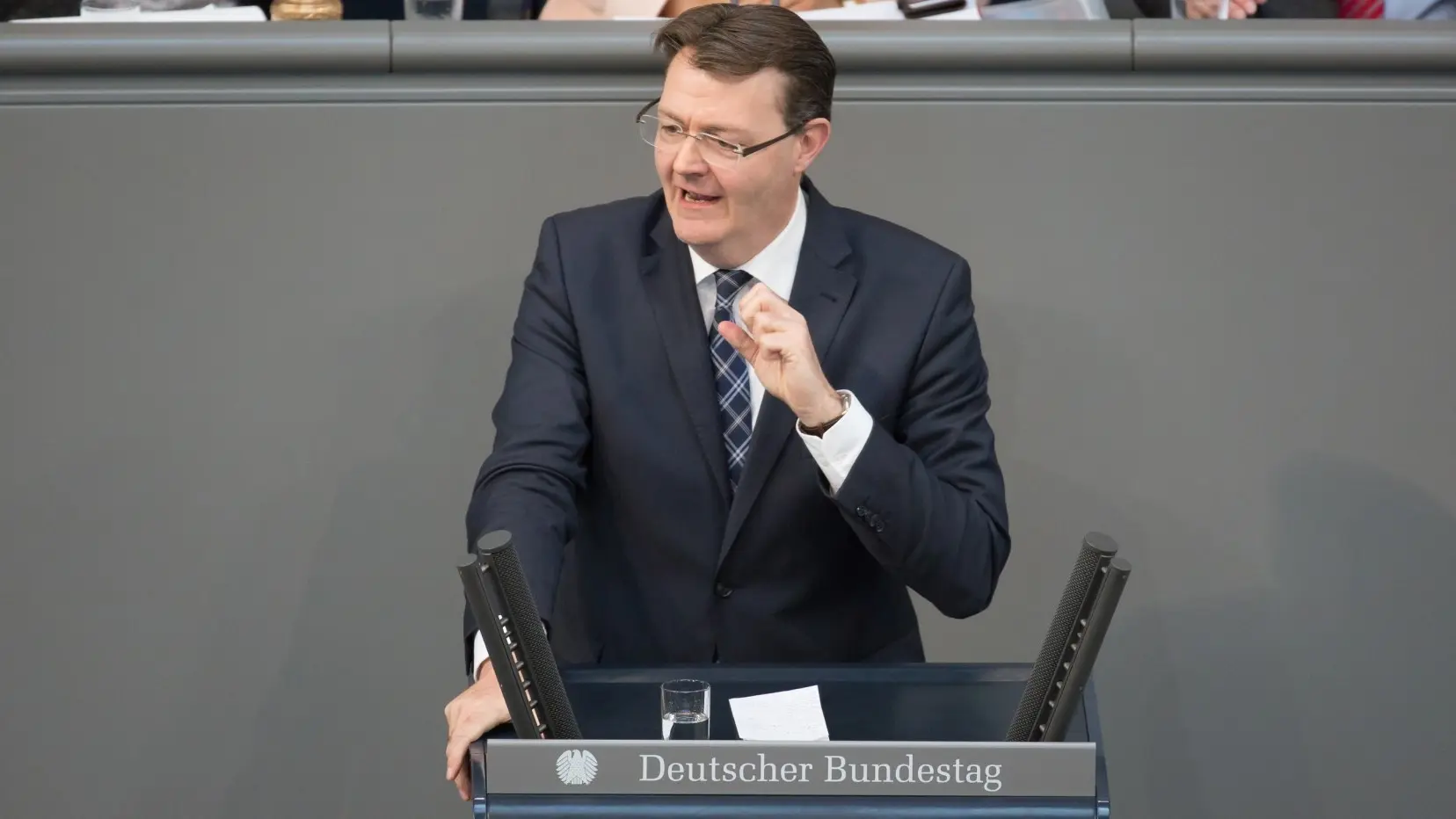 Michael Frieser am Rednerpult im Deutschen Bundestag.