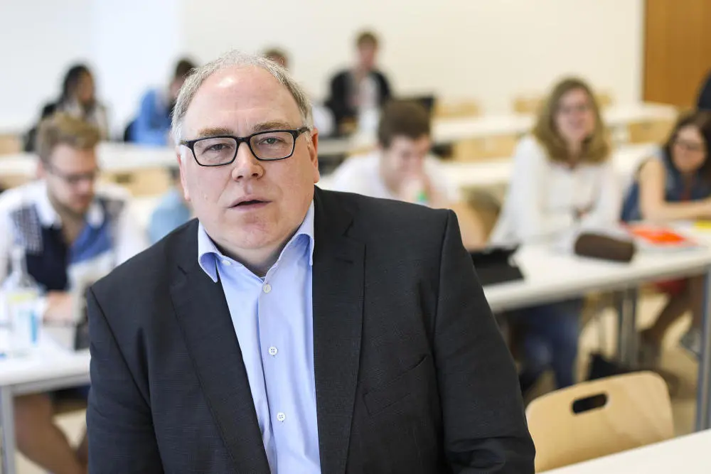 Porträt von Jochen Oltmer im Anzug mit Brille Porträt von Jochen Oltmer im Anzug mit Brille