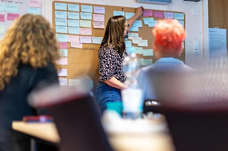 Momentaufnahme aus dem Workshop, drei Frauen von hinten fotografiert