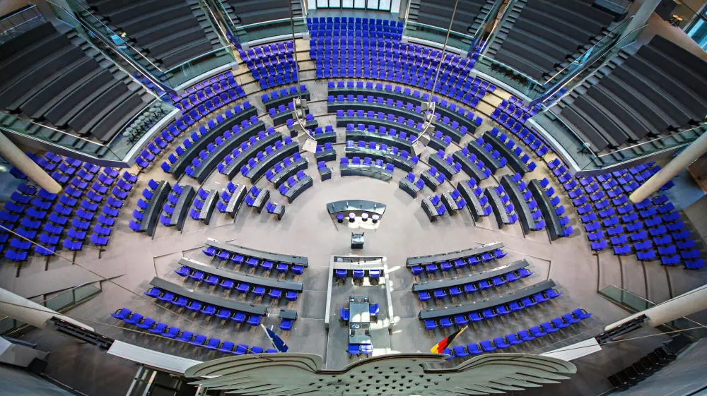 Ein Blick in den Plenarsaal des Bundestages Der leere Plenarsaal des Bundestages