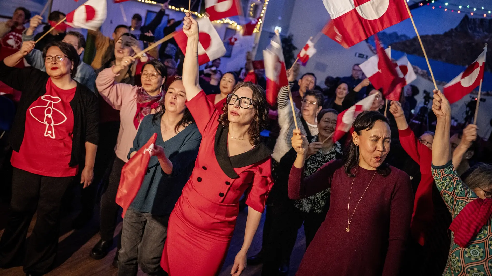 Wahlkampf in Grönland Anhänger der Inuit-Partei schwenken Grönlandfahnen