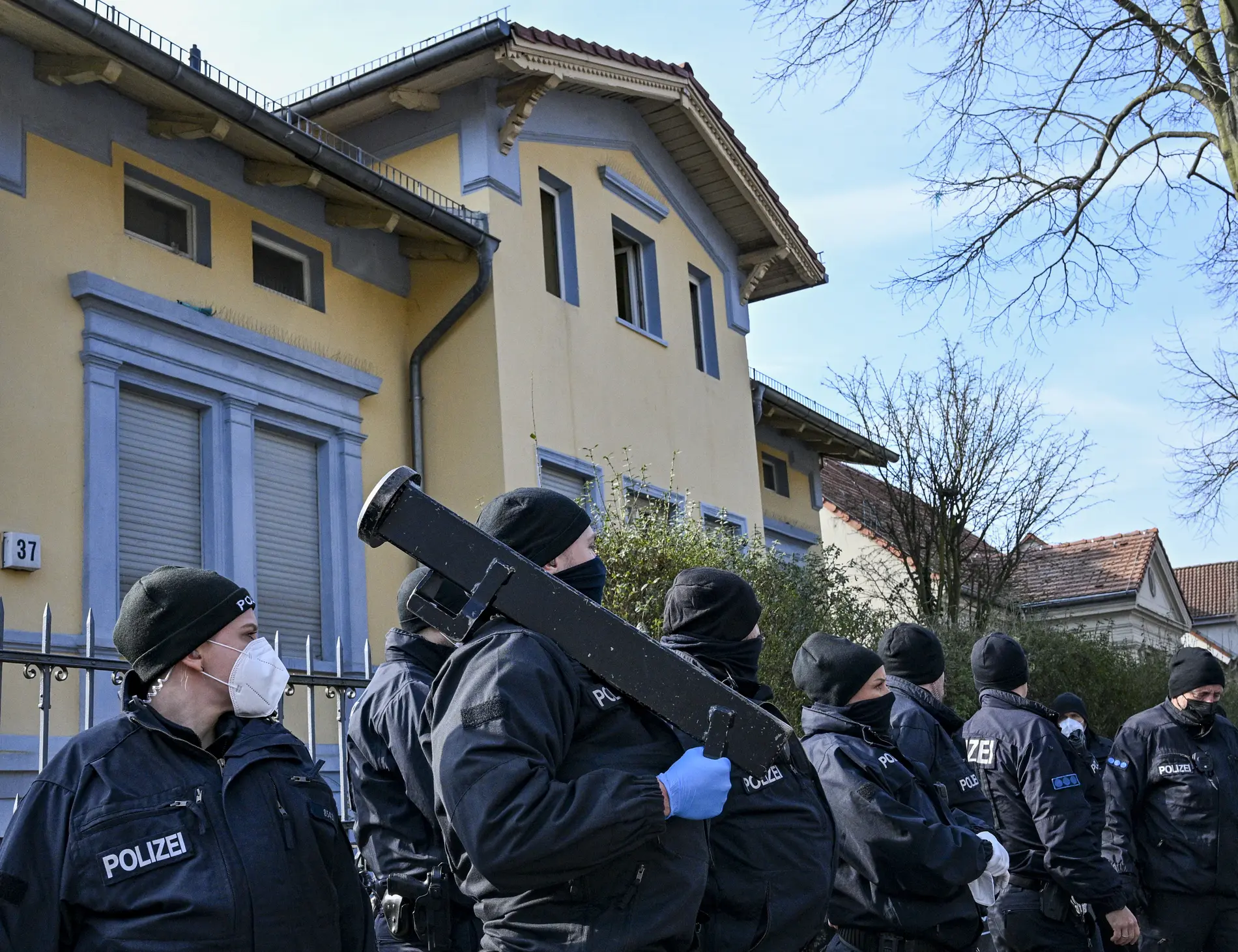 Ampel ringt um Gesetz, Union ist für Zollpolizei Polizisten vor einer Villa aus dem Clan-Milieu im Einsatz