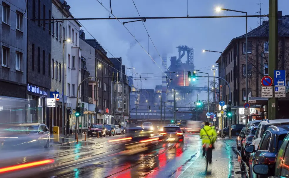 Straßenverkehr in Duisburg. Im Hintergrund die Stahlhütte von ThyssenKrupp. 