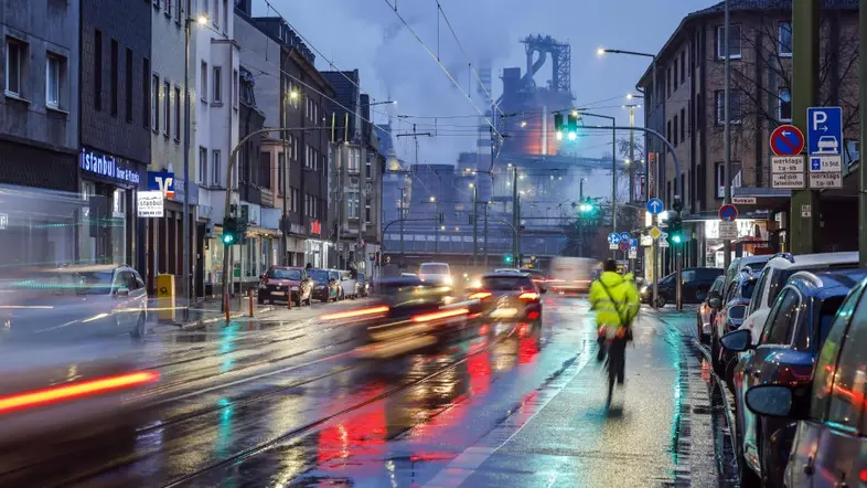 Straßenverkehr in Duisburg. Im Hintergrund das Thyssenkrupp Hüttenwerk.