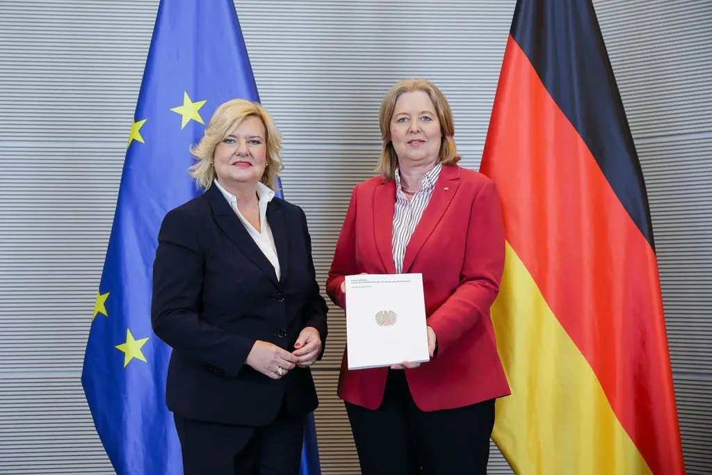 Wehrbeauftragte Eva Högl und Bundestagspräsidentin Bärbel Bas vor Flaggen