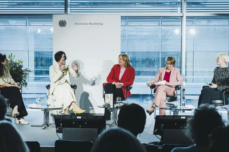 Podiumsdiskussion mit den Autorinnen und Bärbel Bas