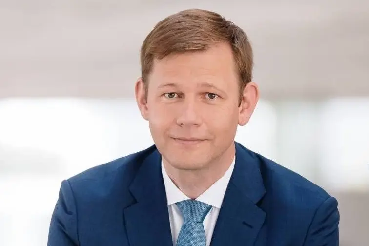 Thomas Erndl Thomas Erndl im Anzug mit Krawatte