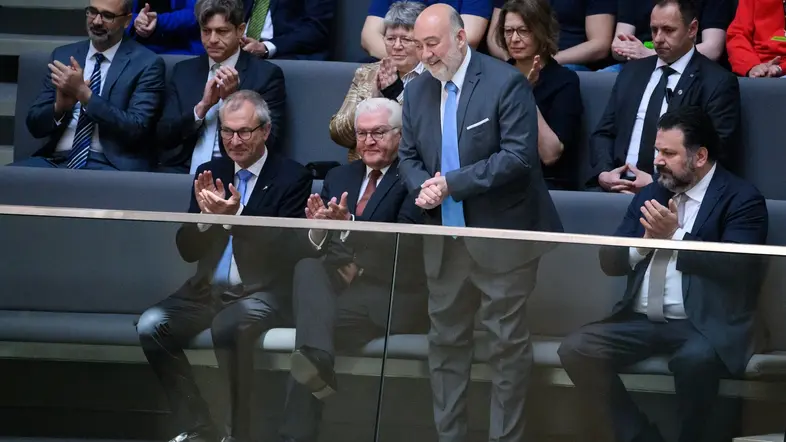 Volker Beck, Frank-Walter Steinmeier, Ron Prosor und Gideon Joffe bei der Debatte zum 75. Jahrestag der Gründung Israels im Deutschen Bundestag.