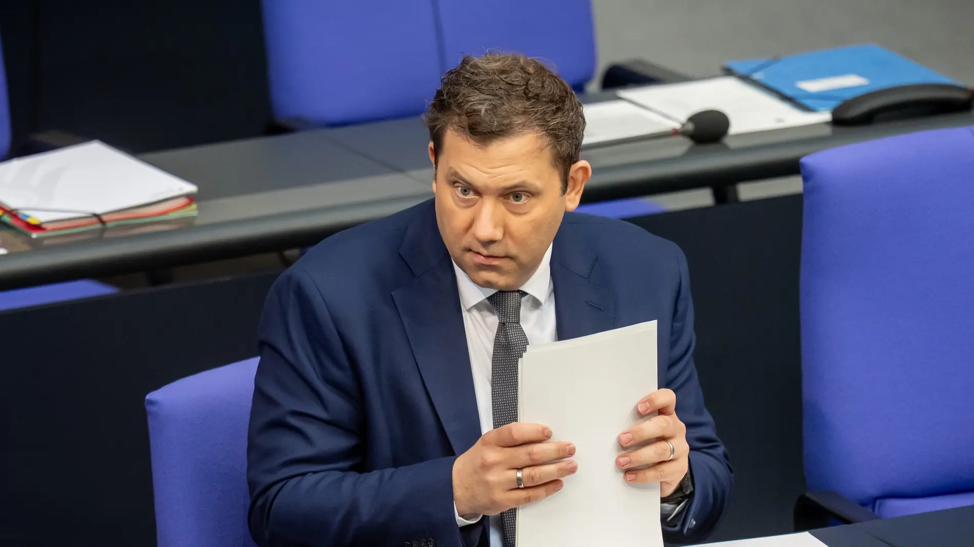 Lars Klingbeil mit Zetteln im Plenum