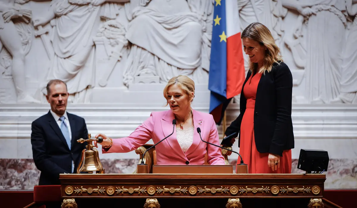  Yaël Braun-Pivet, Präsidentin der Assemblée nationale zeigt Klöckner den Plenarsaal. 