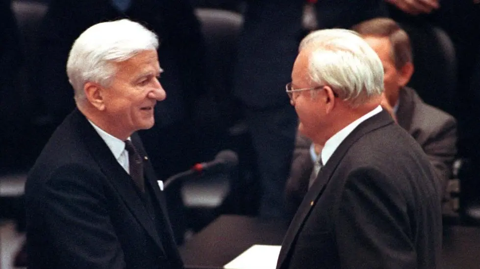 Richard von Weizsäcker gratuliert seinem Nachfolger Roman Herzog