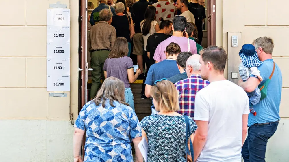 Schlange vor einem Wahllokal