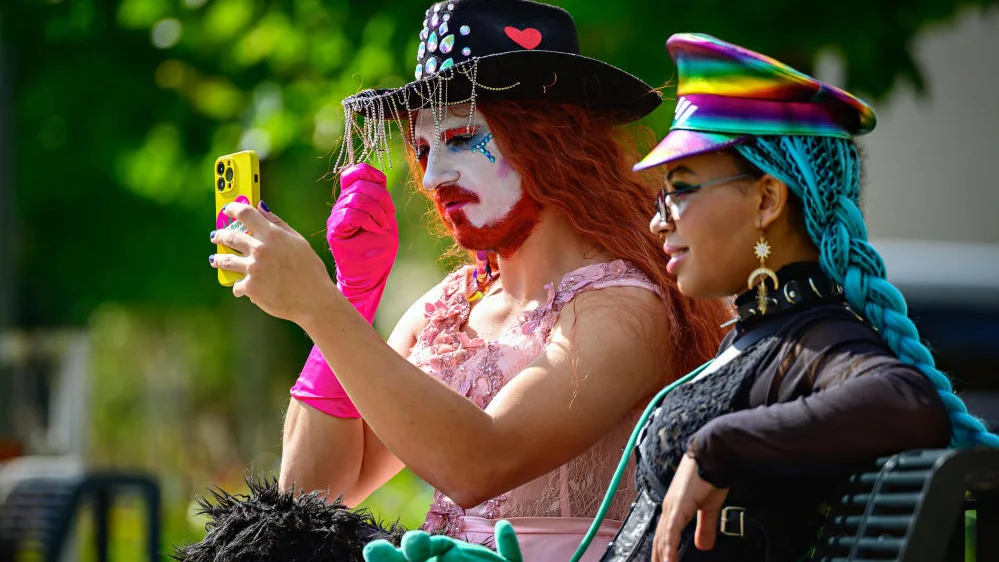 Zwei Teilnehmer der "Pride" in Frankfurt (Oder) im September 2025