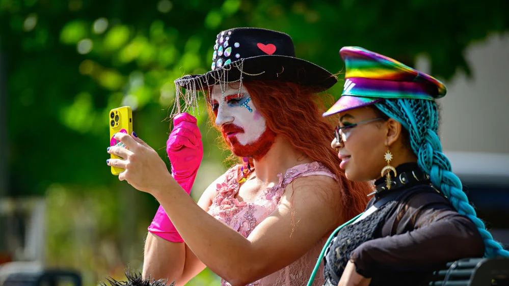 Zwei Teilnehmer der 6. grenzüberschreitenden Pride