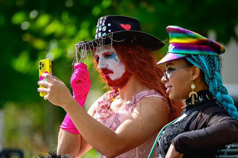Zwei Teilnehmer der 6. grenzüberschreitenden Pride