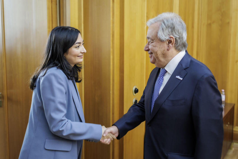 Reem Alabali-Radovan und Antonio Guterres Reem Alabali-Radovan und Antonio Guterres beim Handschlag