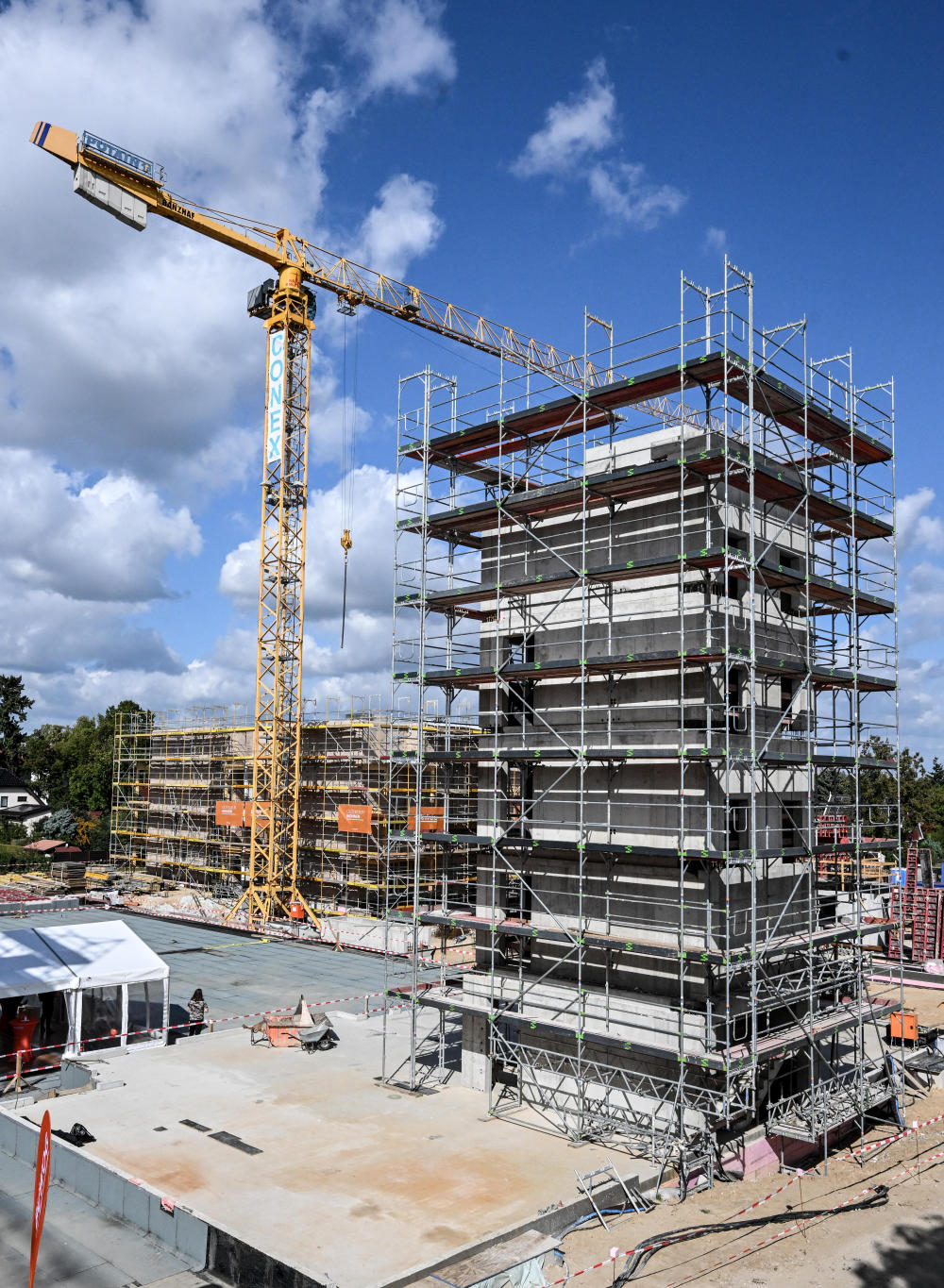 Das Bild zeigt ein in Bau befindliches Haus.