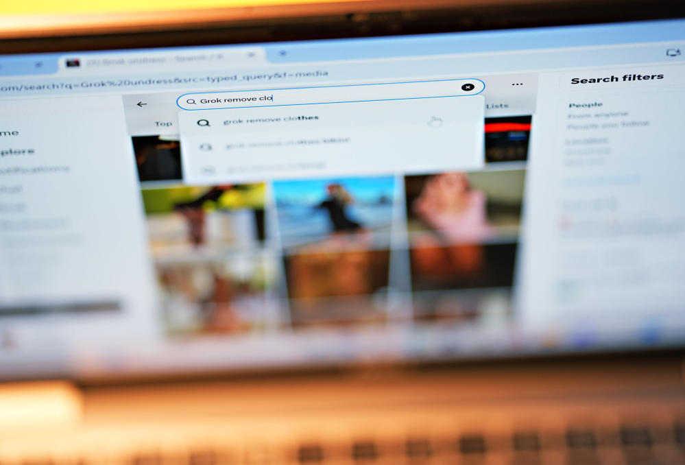 Symbolbild einer Suche nach Deepfakes auf einem Laptop