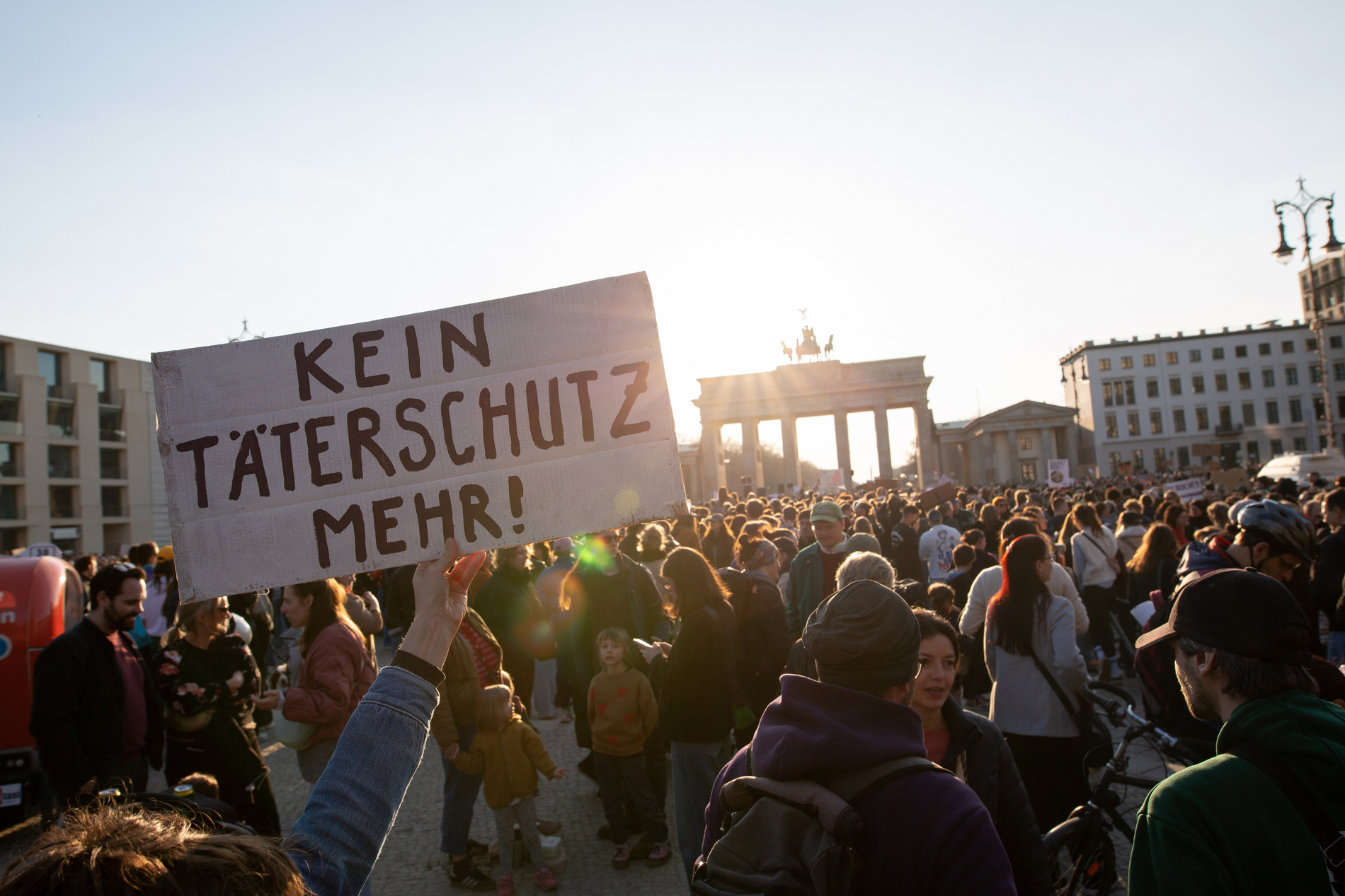 Demonstranten mit Schild "Kein Täterschutz mehr!"