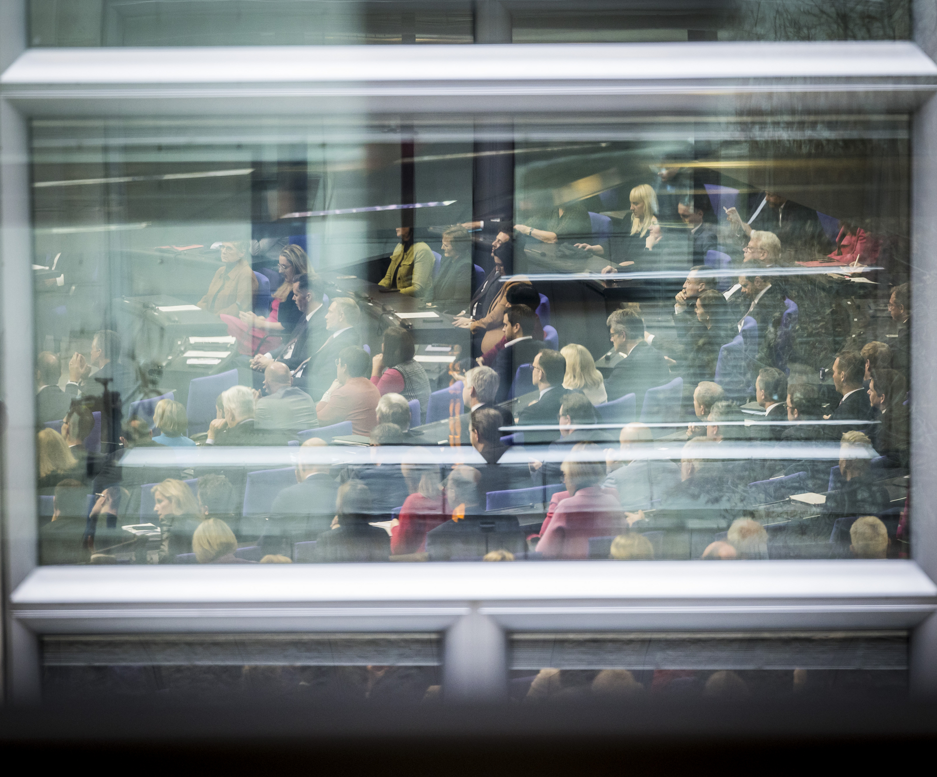 Blick ins Plenum durch ein Fenster