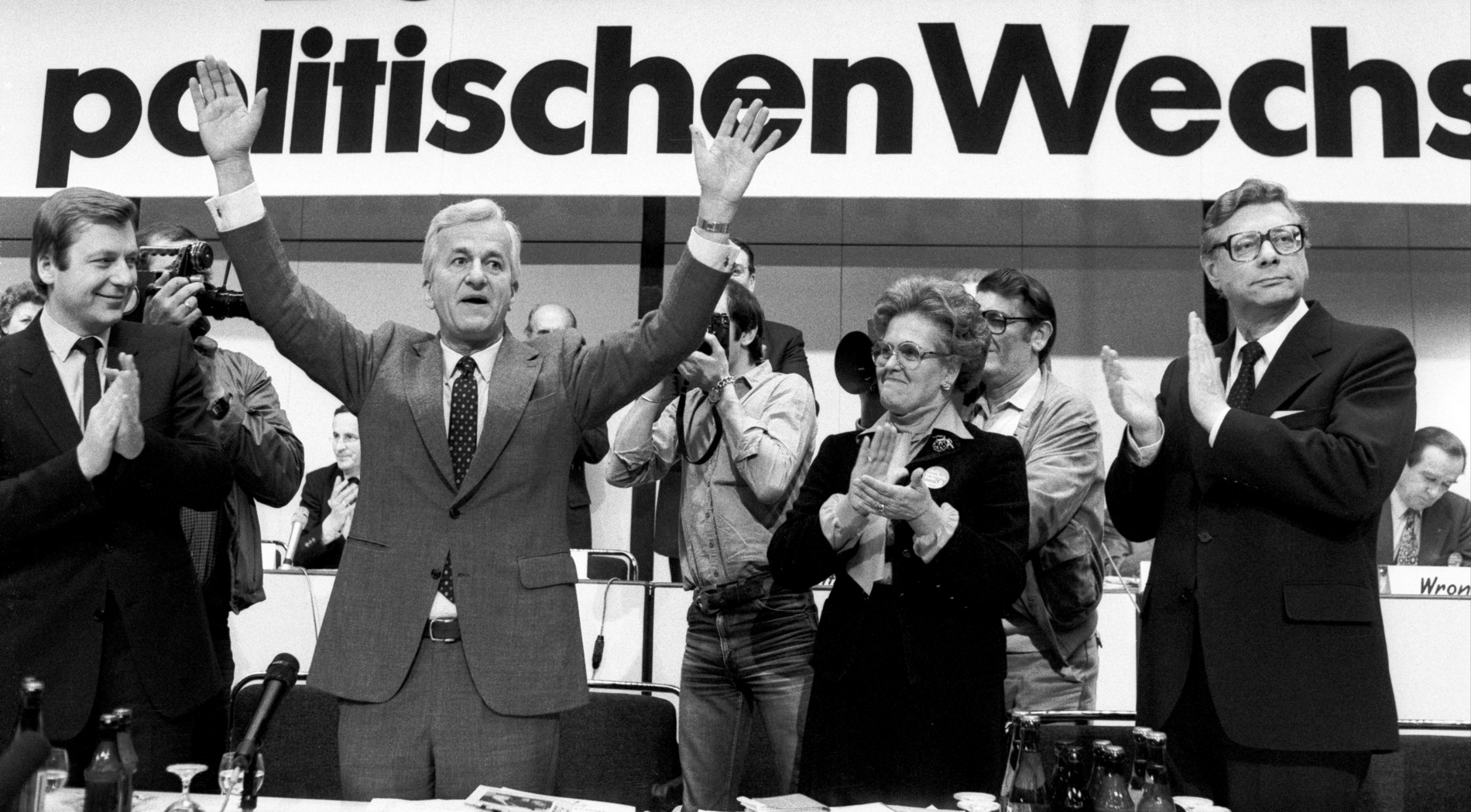 Richard von Weizsäcker jubelt bei der Wahl zum Berliner CDU-Landesvorsitzenden